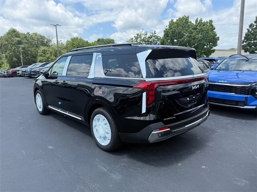 2026 Kia Carnival SX photo 1