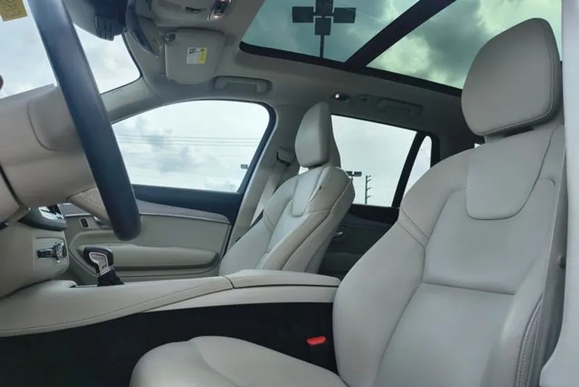 2022 Volvo XC90 T5 Momentum photo 1