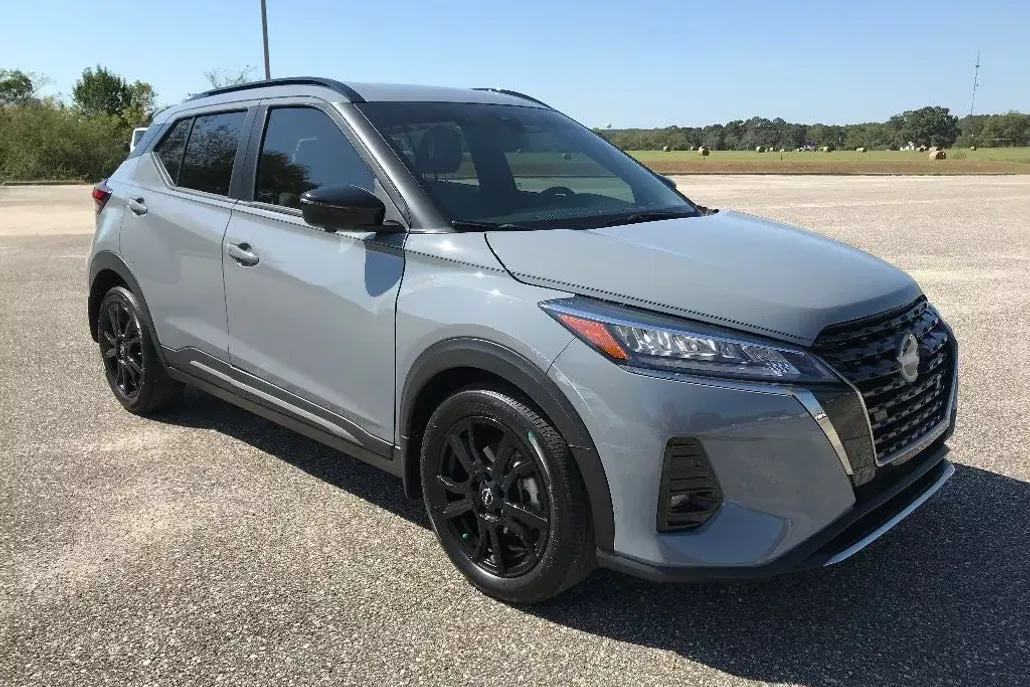 2024 Nissan Kicks SR photo 1