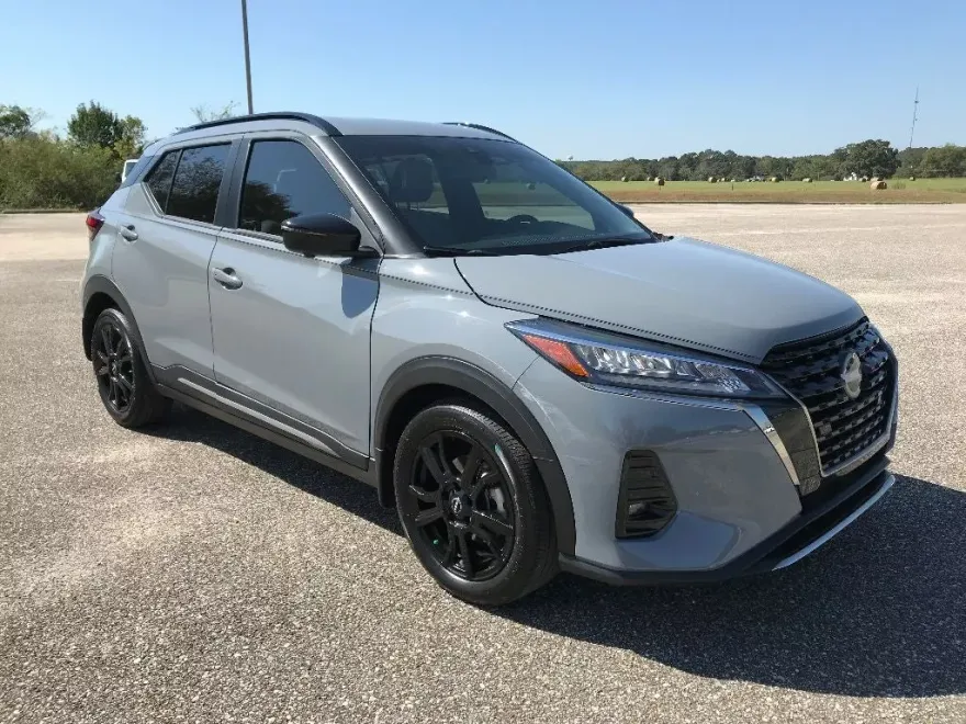 2024 Nissan Kicks SR photo 1