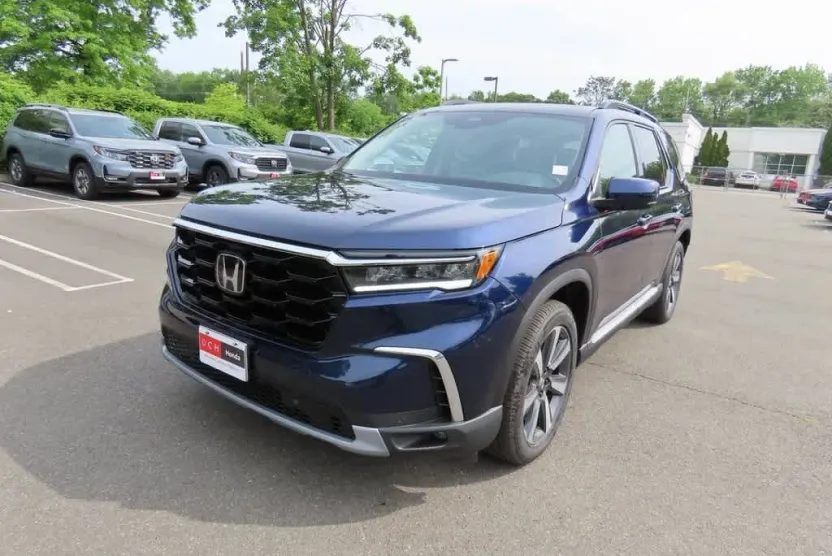 2025 Honda Pilot Touring photo 1