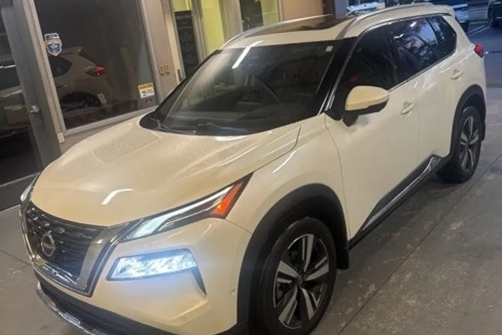 2023 Nissan Rogue Platinum photo 1
