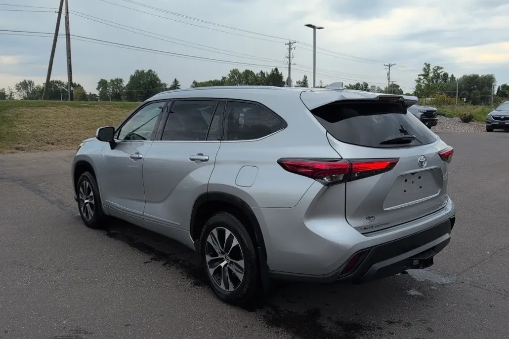 2021 Toyota Highlander XLE photo 1