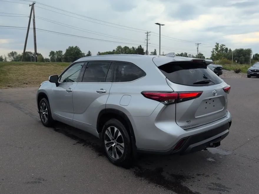 2021 Toyota Highlander XLE photo 1