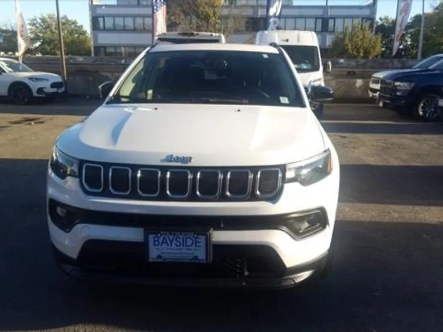 2022 Jeep Compass Latitude Lux photo 1
