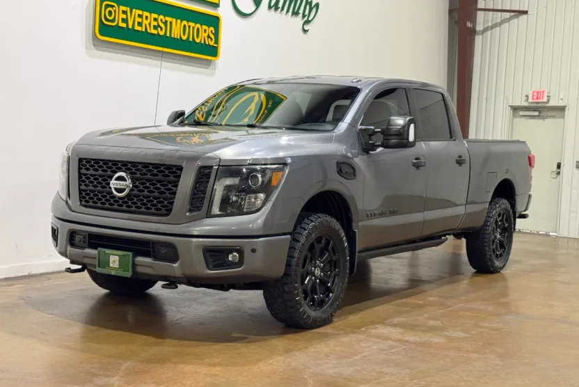 2019 Nissan Titan SL photo 1