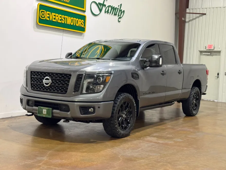 2019 Nissan Titan SL photo 1