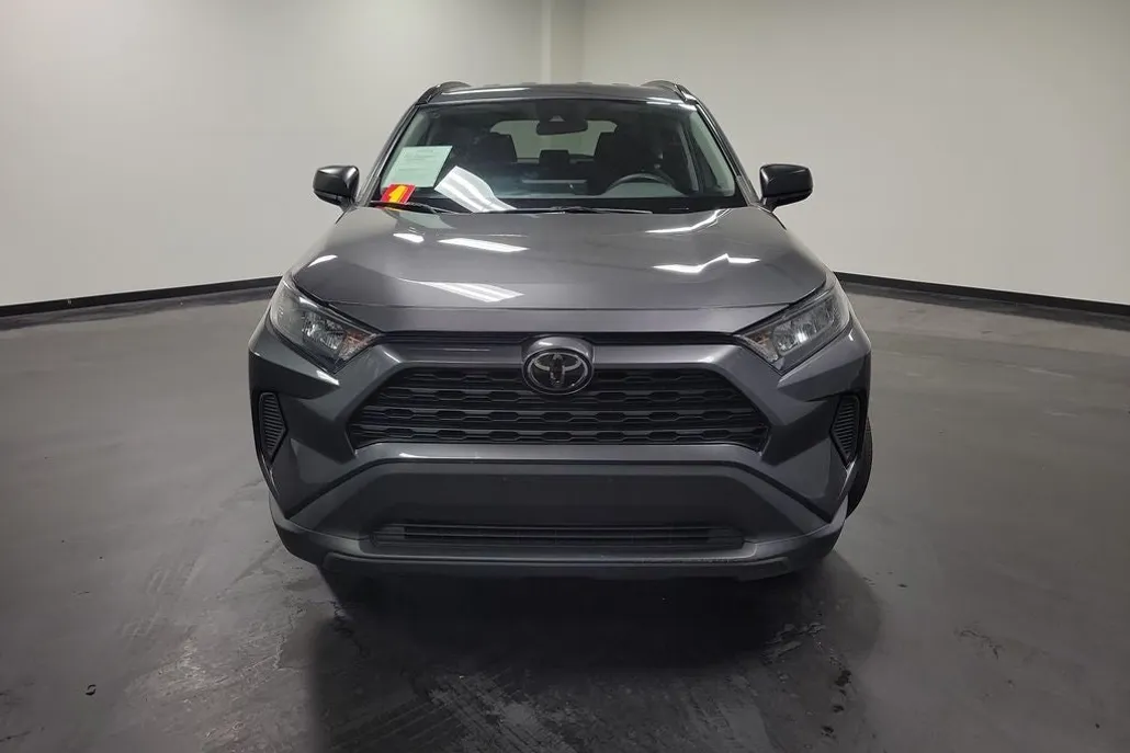 2019 Toyota RAV4 LE photo 1