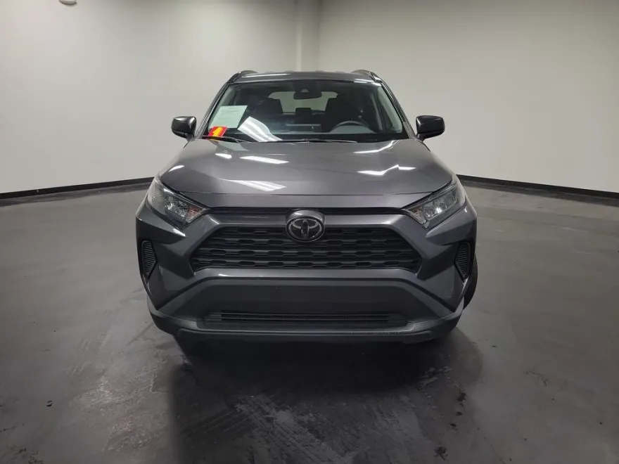 2019 Toyota RAV4 LE photo 1
