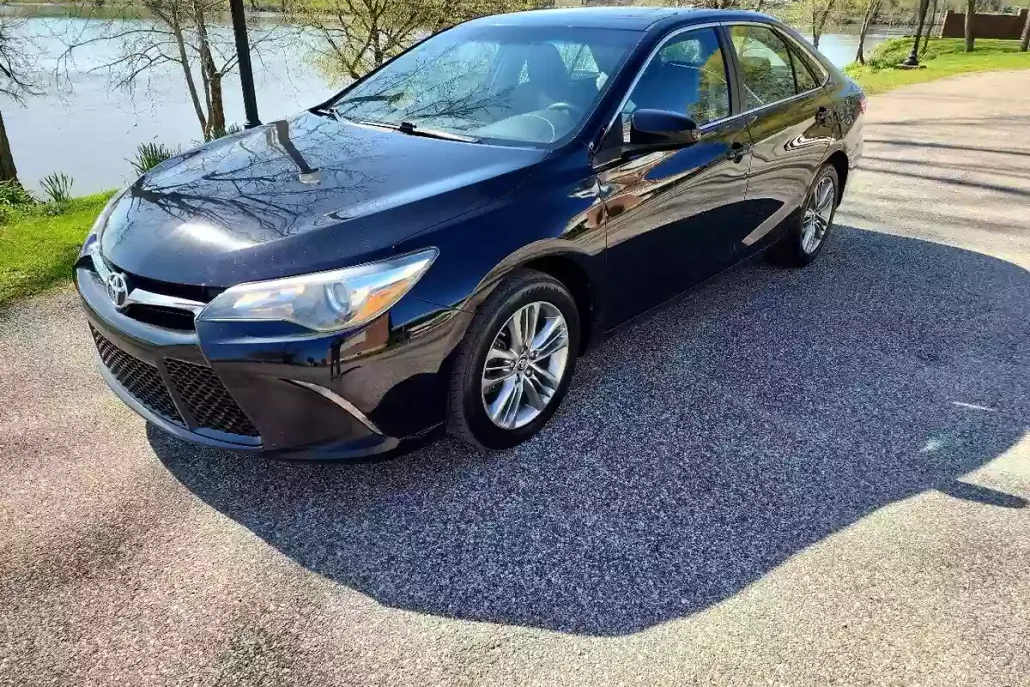 2017 Toyota Camry SE photo 1