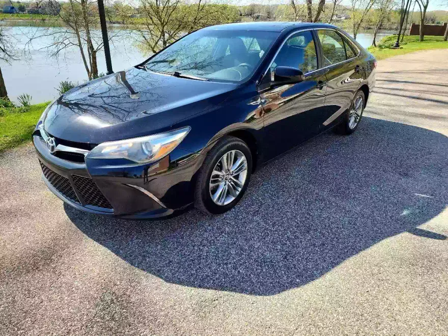 2017 Toyota Camry SE photo 1