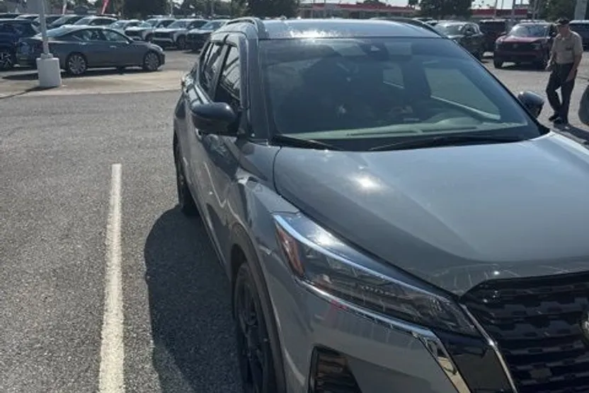 2024 Nissan Kicks SR photo 1