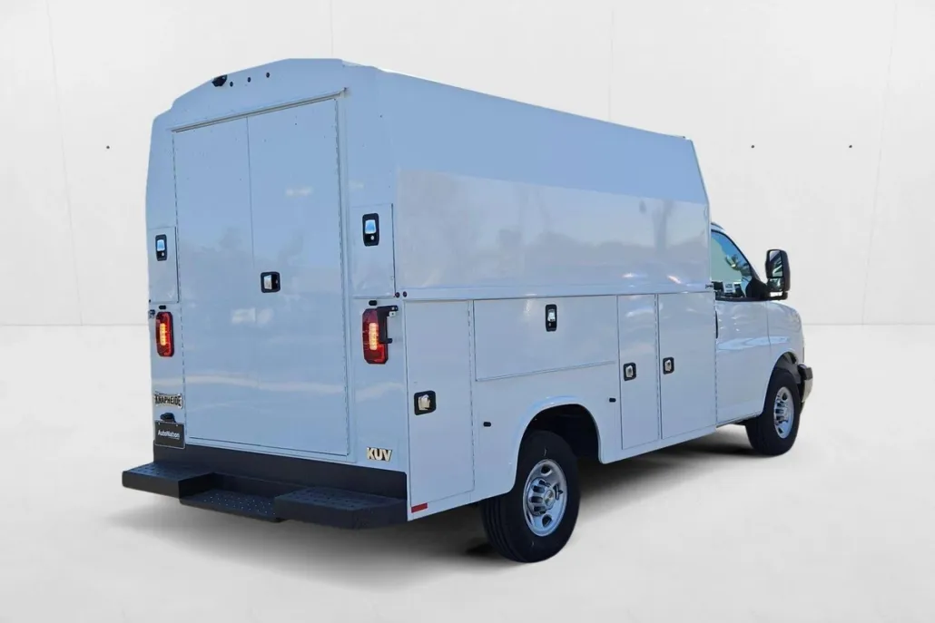 2024 Chevrolet Express Cutaway 3500 Base photo 1