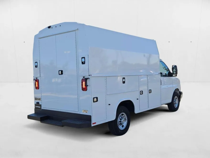 2024 Chevrolet Express Cutaway 3500 Base photo 1