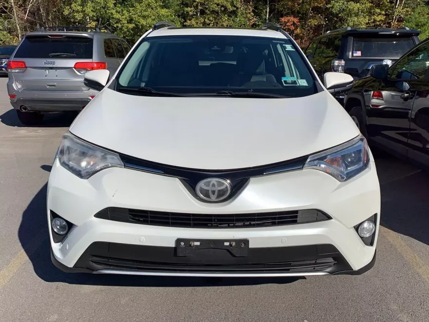 2017 Toyota RAV4 Limited photo 1