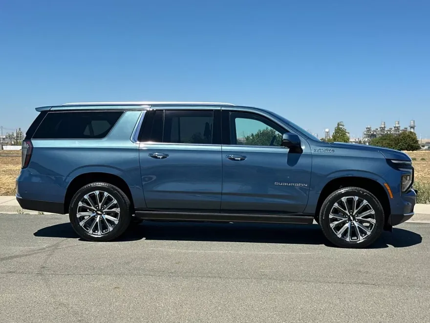 2025 Chevrolet Suburban High Country photo 1