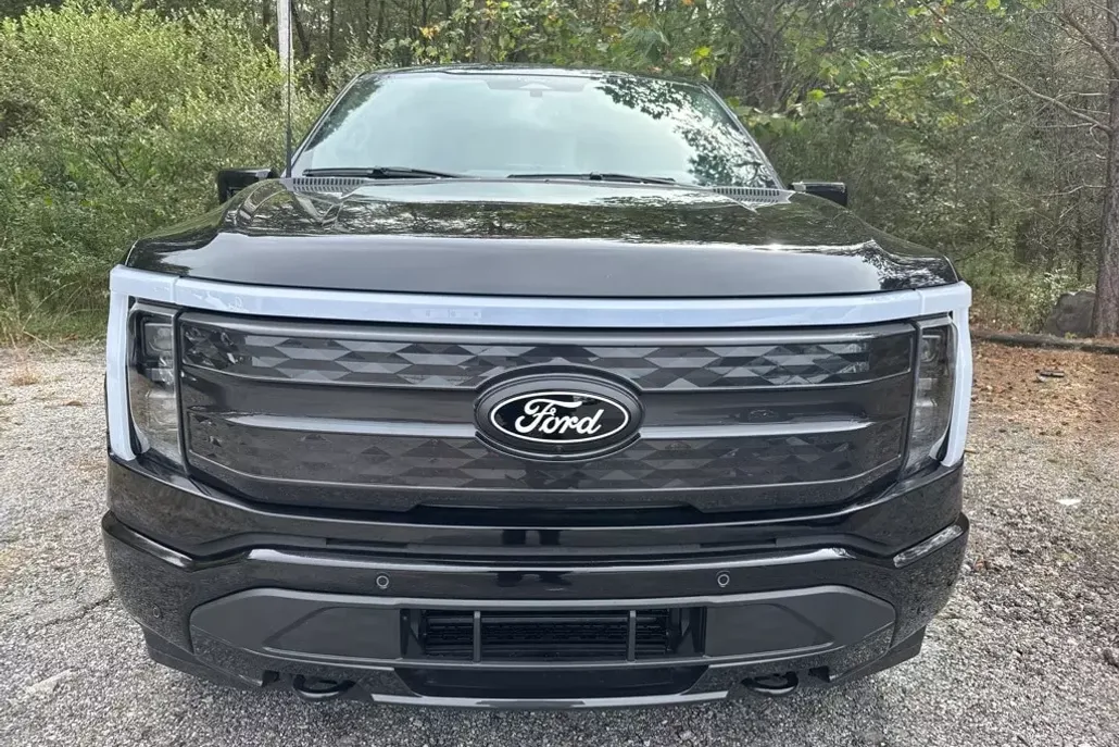 2025 Ford F-150 Lightning Platinum photo 1