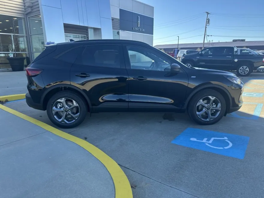 2025 Ford Escape ST-Line photo 1