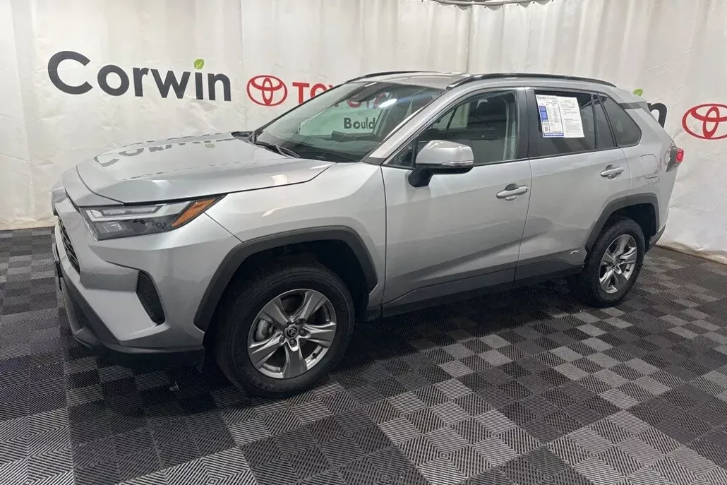 2024 Toyota RAV4 Hybrid XLE photo 1