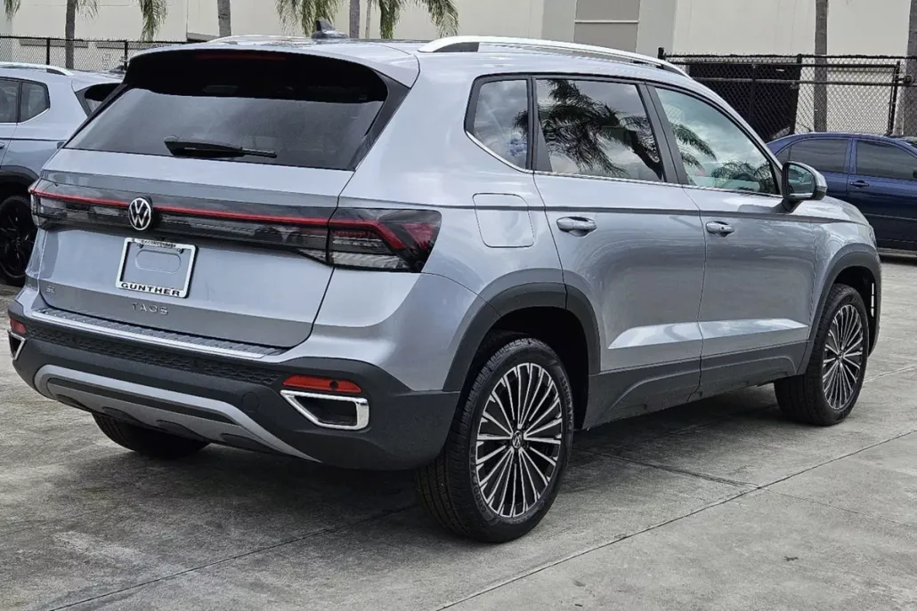2025 Volkswagen Taos SE photo 1