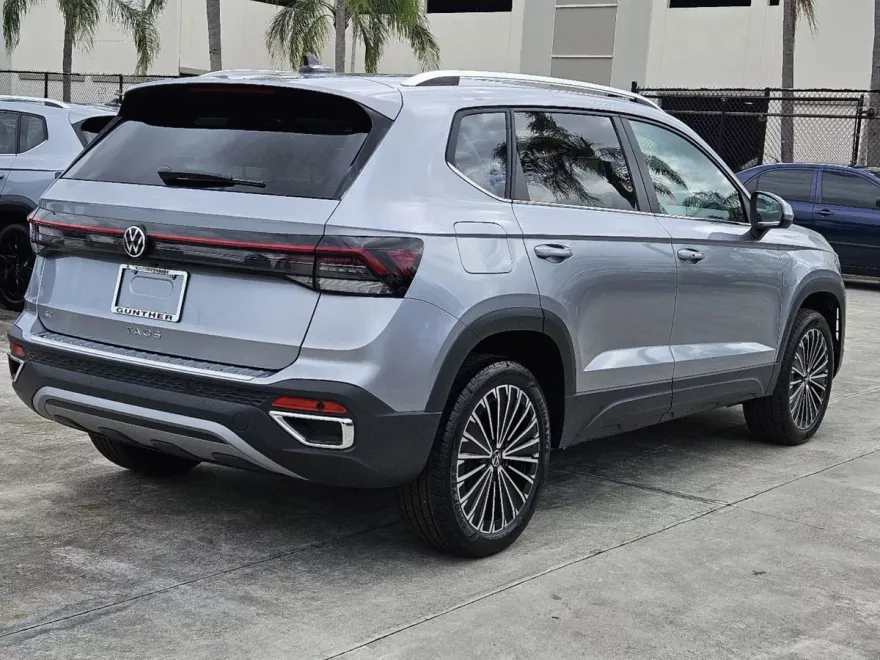 2025 Volkswagen Taos SE photo 1