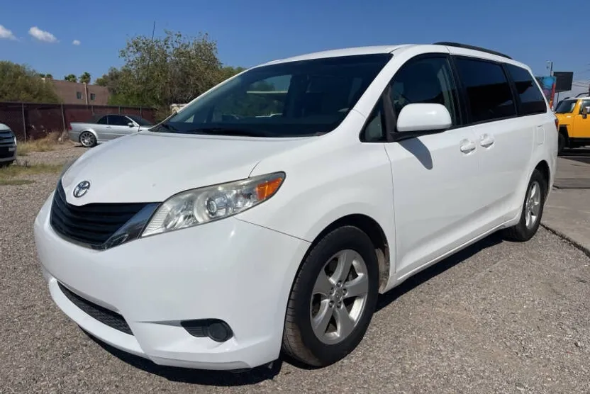 2014 Toyota Sienna LE photo 1