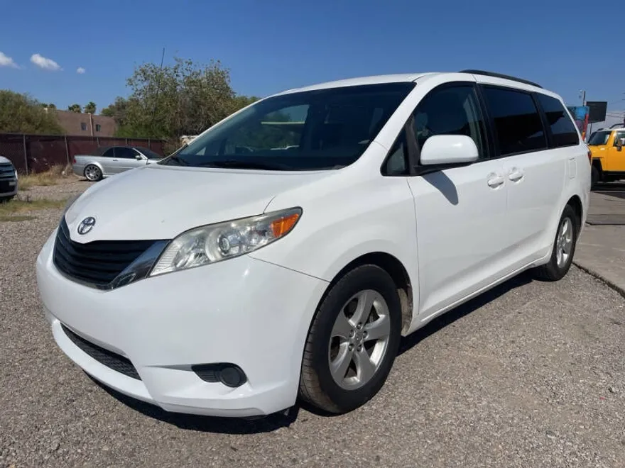 2014 Toyota Sienna LE photo 1