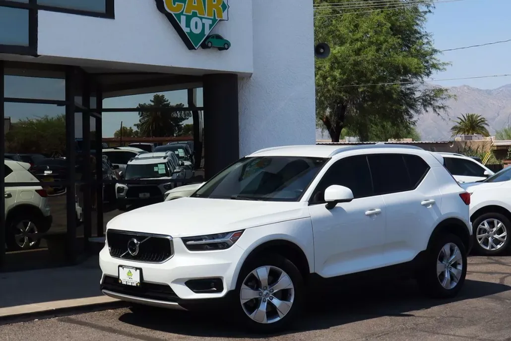 2021 Volvo XC40 Momentum photo 1