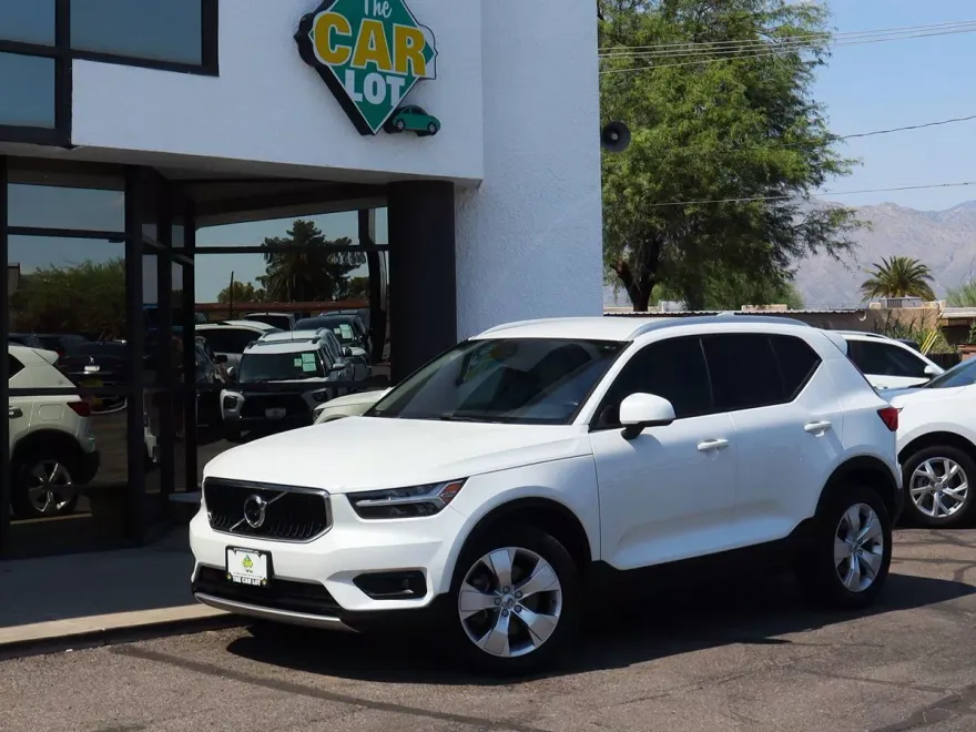 2021 Volvo XC40 Momentum photo 1