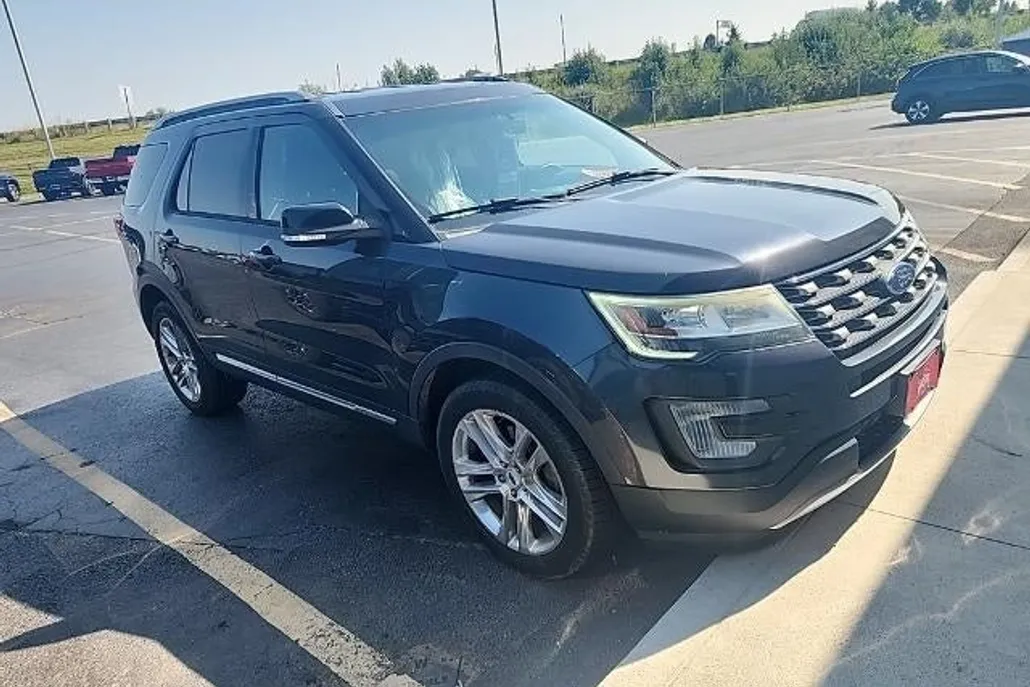2017 Ford Explorer XLT photo 1