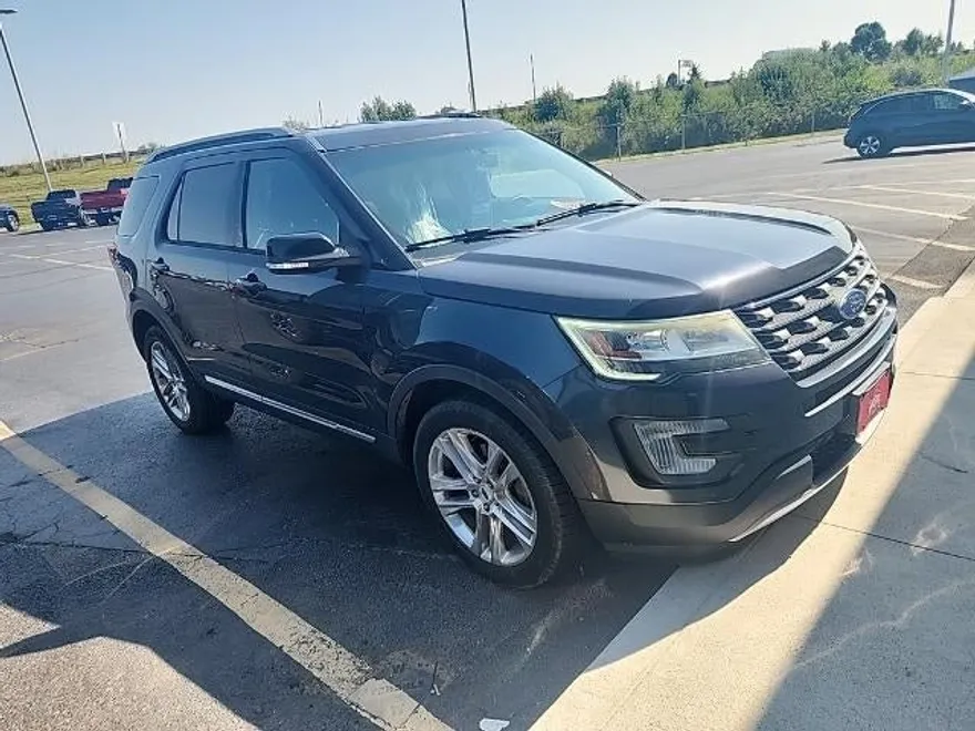 2017 Ford Explorer XLT photo 1