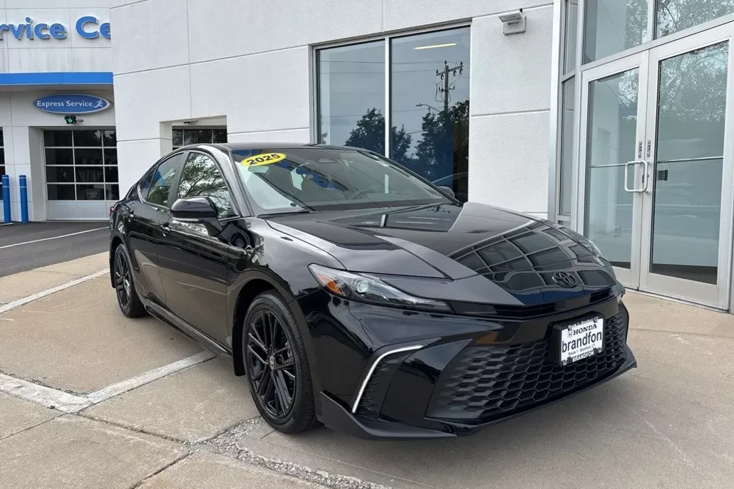 2025 Toyota Camry SE photo 1
