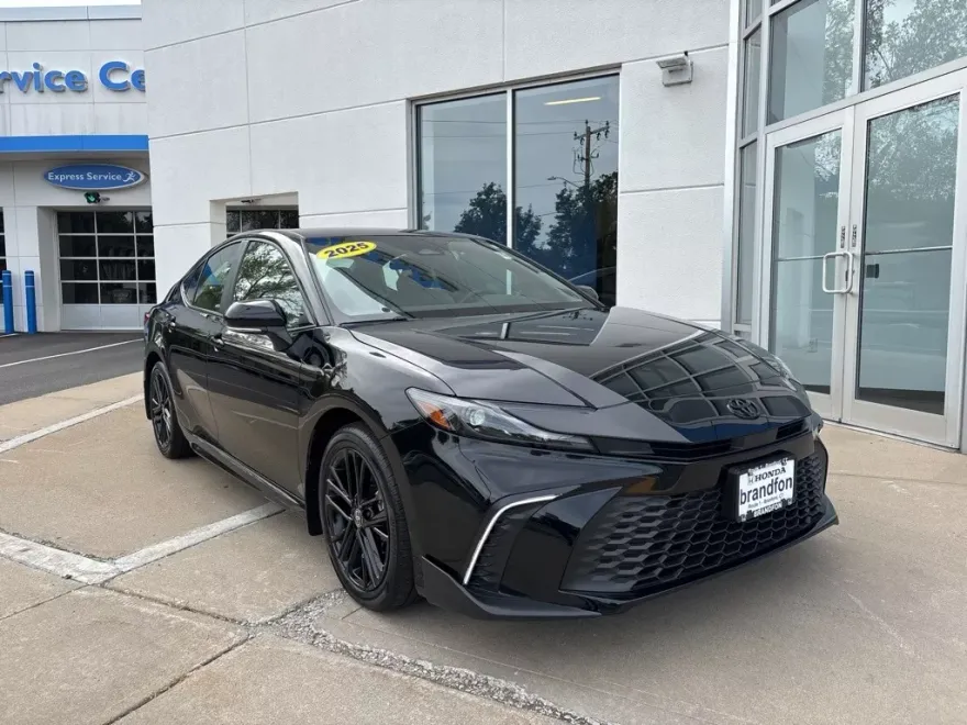 2025 Toyota Camry SE photo 1