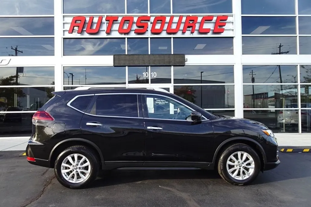 2018 Nissan Rogue SV photo 1
