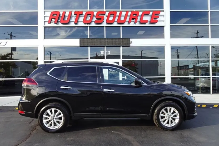 2018 Nissan Rogue SV photo 1