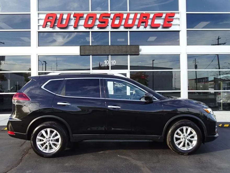 2018 Nissan Rogue SV photo 1