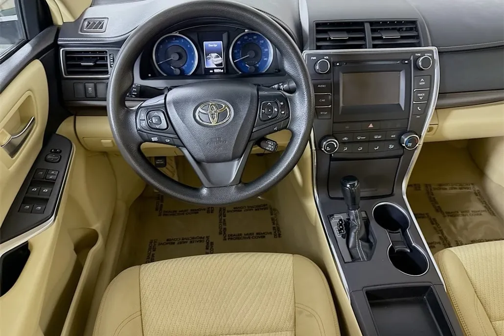 2016 Toyota Camry LE photo 1