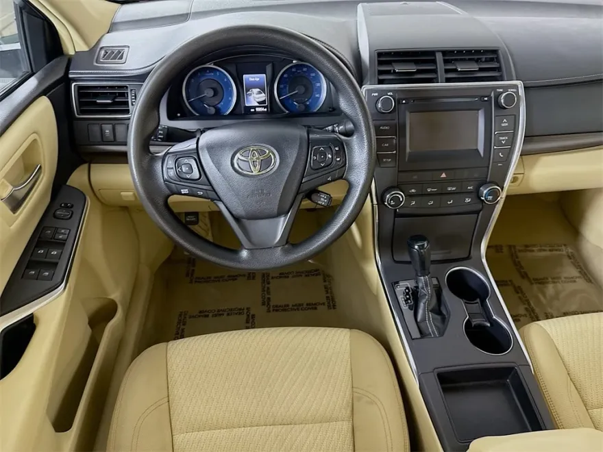 2016 Toyota Camry LE photo 1