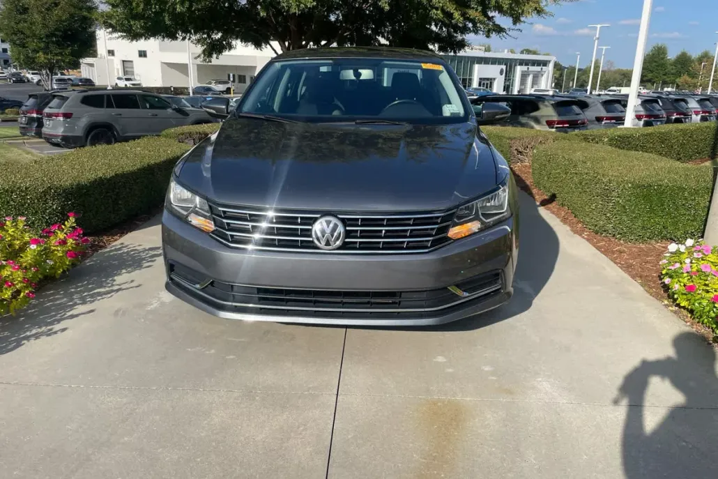 2017 Volkswagen Passat SE photo 1