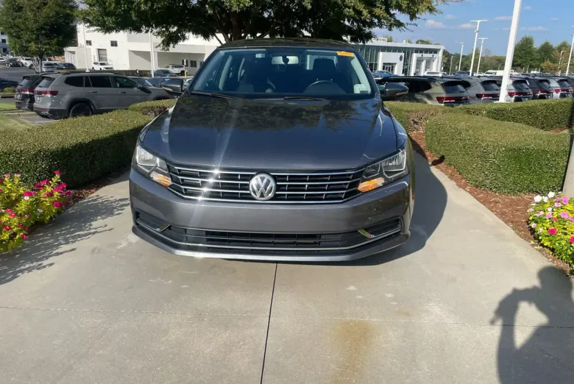 2017 Volkswagen Passat SE photo 1