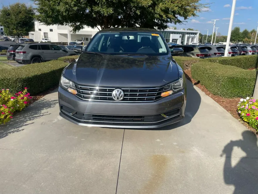2017 Volkswagen Passat SE photo 1