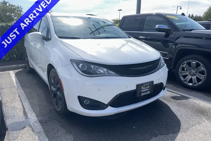2020 Chrysler Pacifica Touring photo 1