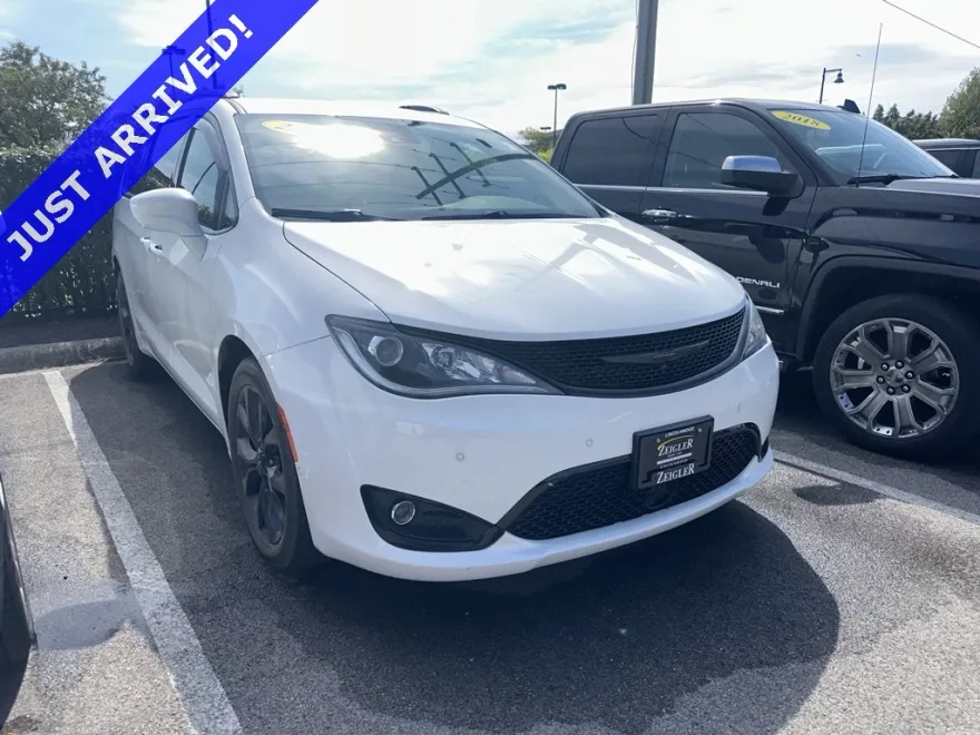 2020 Chrysler Pacifica Touring photo 1