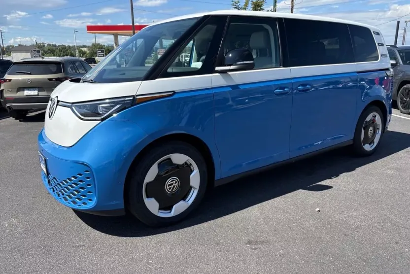 2025 Volkswagen ID. Buzz Pro Plus photo 1