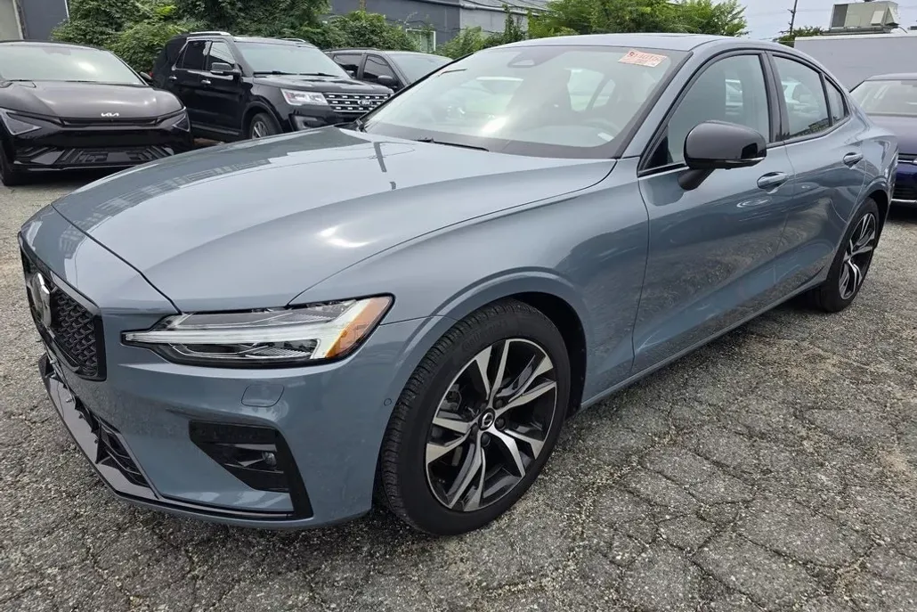 2023 Volvo S60 B5 Plus photo 1