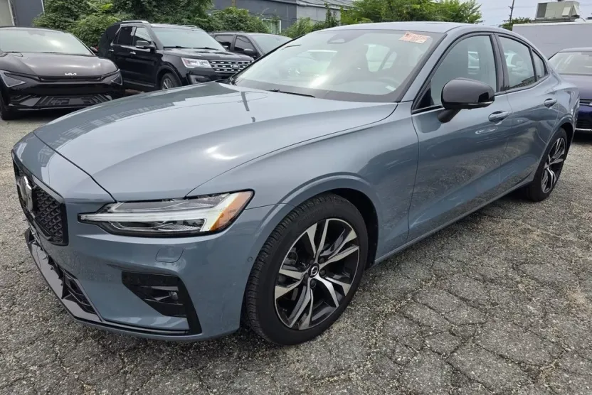 2023 Volvo S60 B5 Plus photo 1