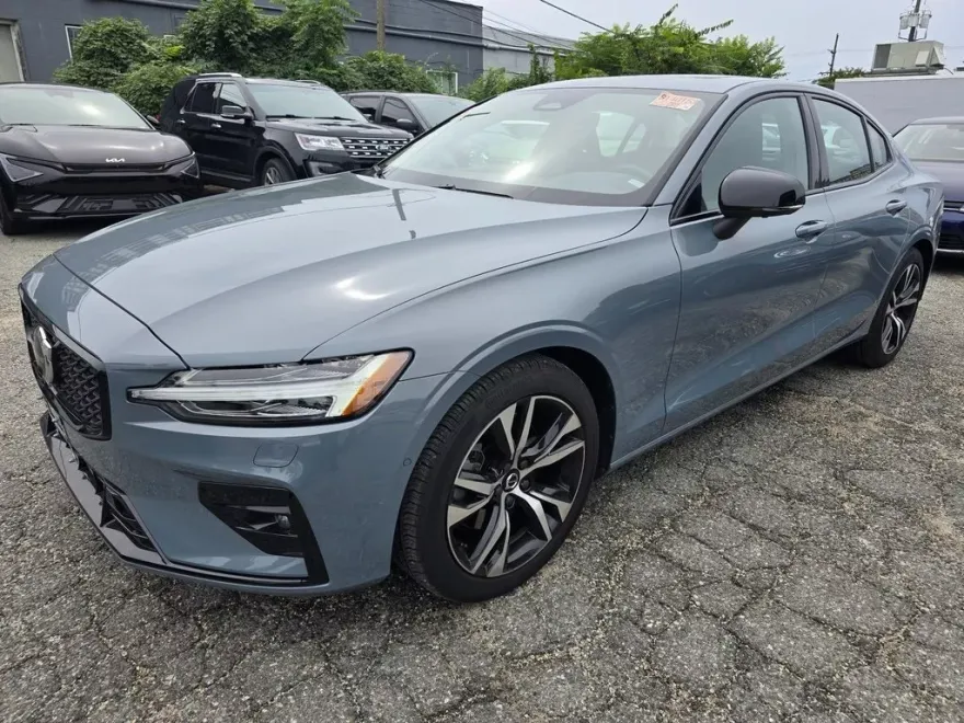 2023 Volvo S60 B5 Plus photo 1