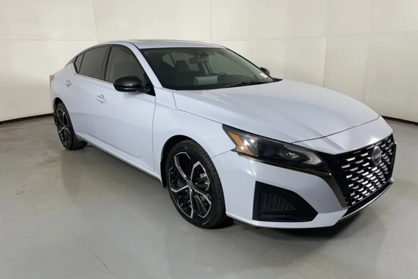 2023 Nissan Altima 2.5 SR photo 1