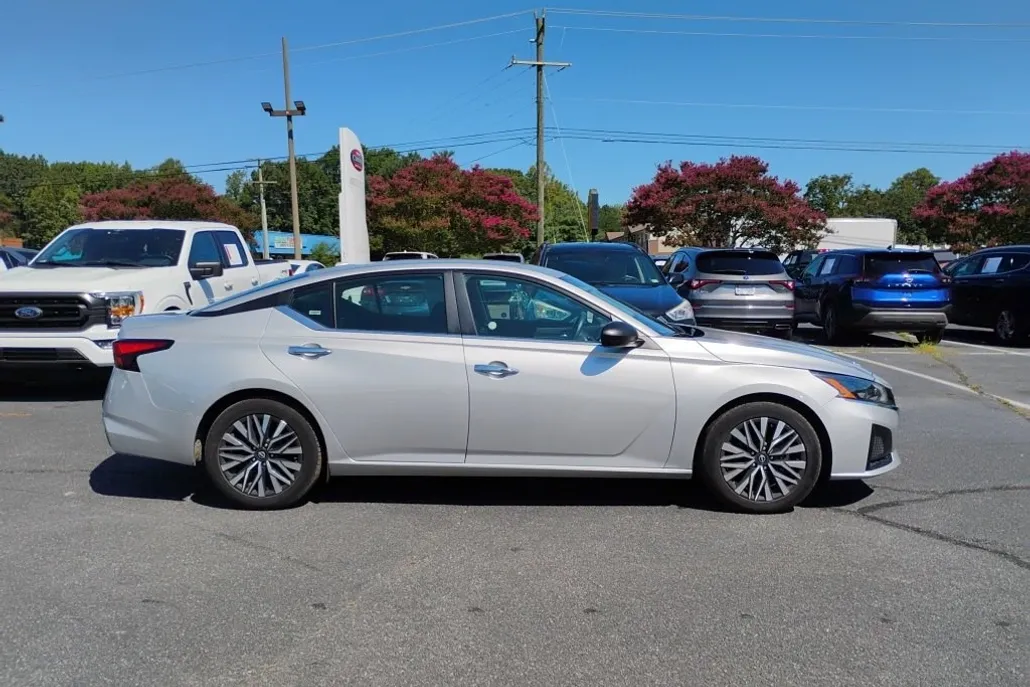 2024 Nissan Altima 2.5 SV photo 1