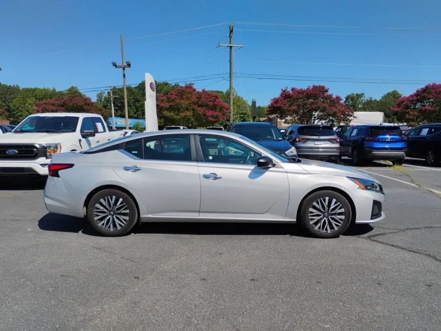 2024 Nissan Altima 2.5 SV photo 1